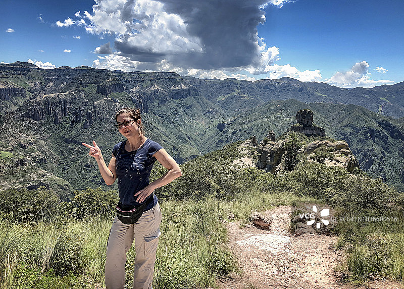 在铜峡谷发出信号的女人图片素材