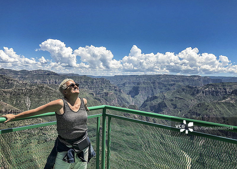 女人沉思铜峡谷美景图片素材