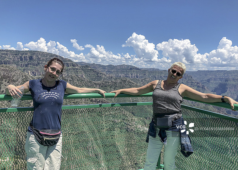 两个女人沉思着铜峡谷图片素材