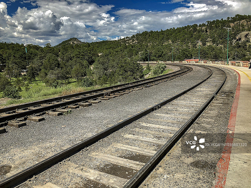 铜峡谷旅游列车轨道图片素材