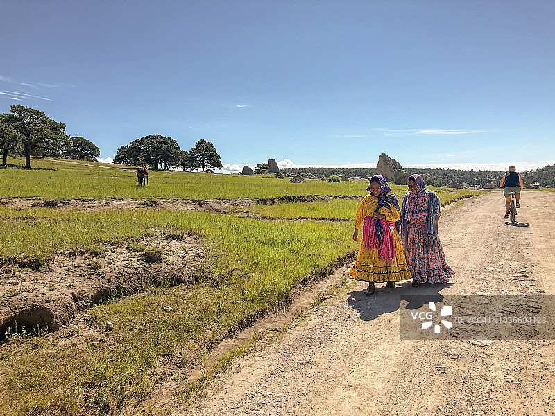游客骑自行车经过塔拉胡马拉原住民图片素材