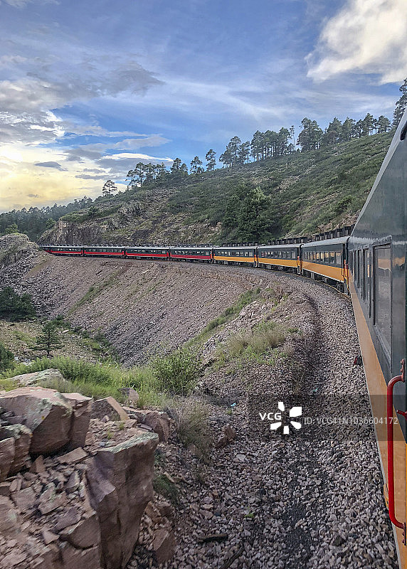 穿过山脉的旅游列车图片素材
