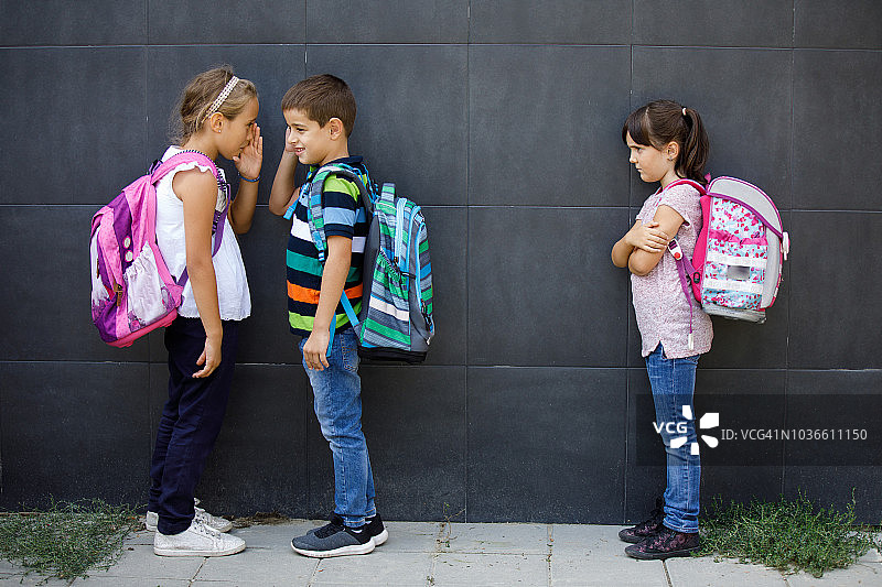 被学校朋友议论不高兴的女孩图片素材