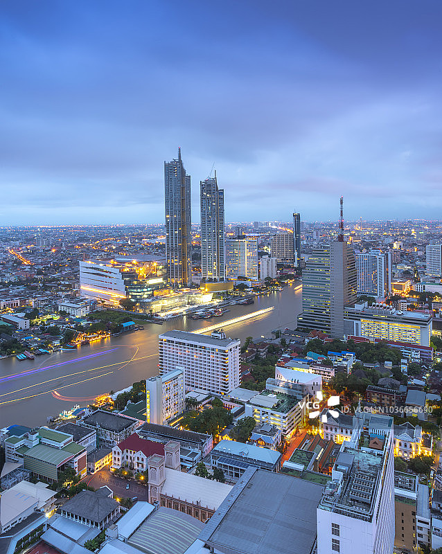 湄南河的曲线与美丽的河畔景色，曼谷城市（达信桥）的暮光图片素材