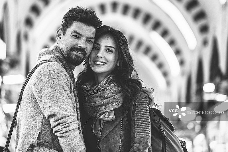 年轻游客夫妇在土耳其伊斯坦布尔大巴扎购物图片素材