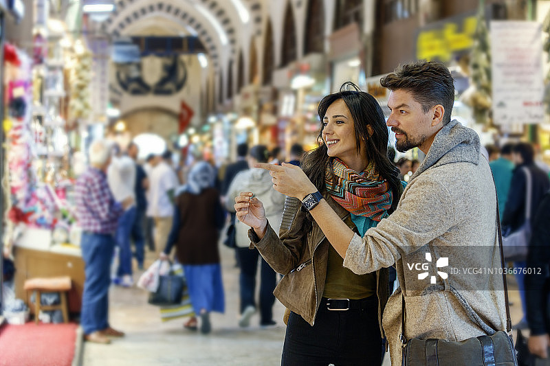 年轻游客夫妇在土耳其伊斯坦布尔大巴扎购物图片素材