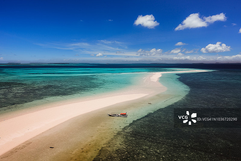 印度尼西亚马鲁古凯岛Ngurtavur海滩上的渔船图片素材