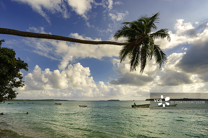 印尼海滩停泊的渔船图片素材