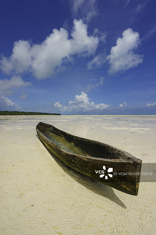 印度尼西亚马鲁古群岛卡伊群岛Ohoidertawun海滩上的传统木船图片素材