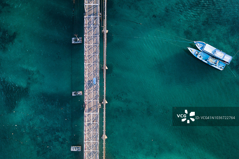 印度尼西亚马鲁古凯岛群岛瓦特德克桥的航拍景色图片素材
