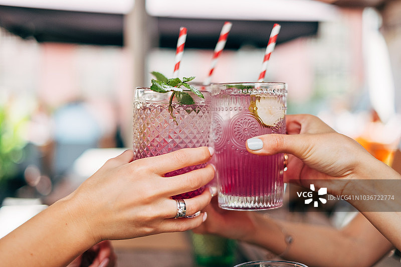 三位女性举杯庆祝图片素材