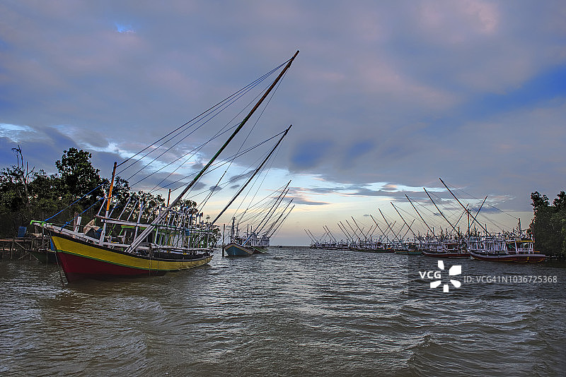 瓜拉桑博加河口的渔船，东加里曼丹，印度尼西亚图片素材