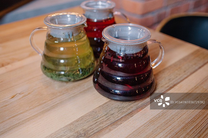 木桌上的三罐草药茶图片素材