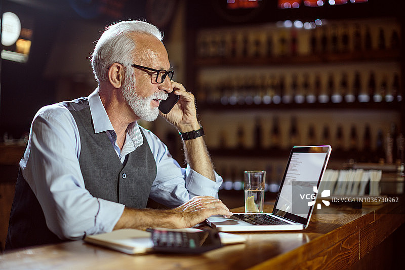 使用手机的年长商人图片素材