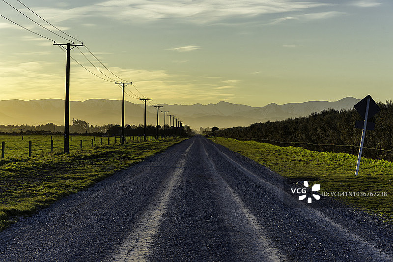 通往新西兰南阿尔卑斯山的路图片素材