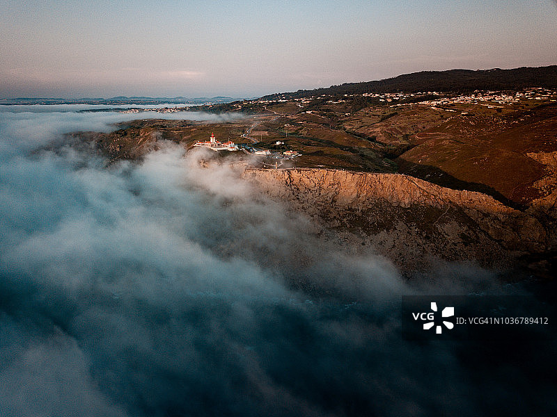 葡萄牙罗卡角雾中海洋鸟瞰图片素材