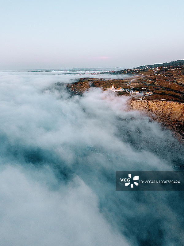 葡萄牙罗卡角雾中海洋鸟瞰图片素材