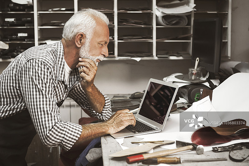 工匠进行鞋子设计图片素材