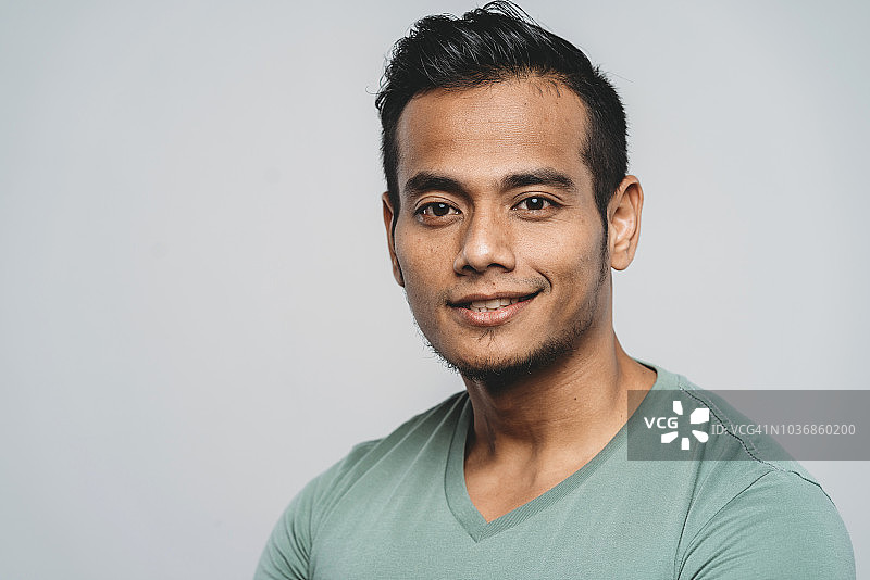 工作室中的年轻马来西亚男子肖像图片素材