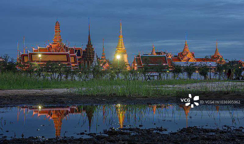 泰国曼谷大皇宫与玉佛寺的碧水蓝天倒影图片素材