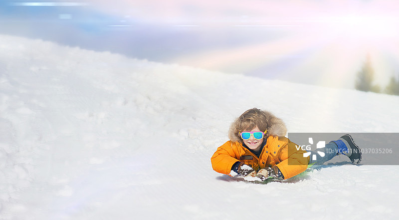 在冬天玩耍的小男孩图片素材