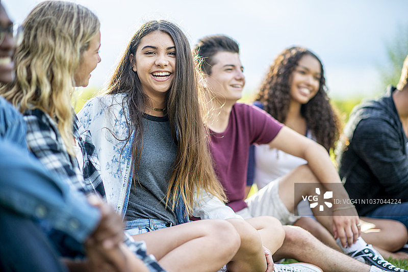 年轻女子与朋友们的微笑肖像照图片素材