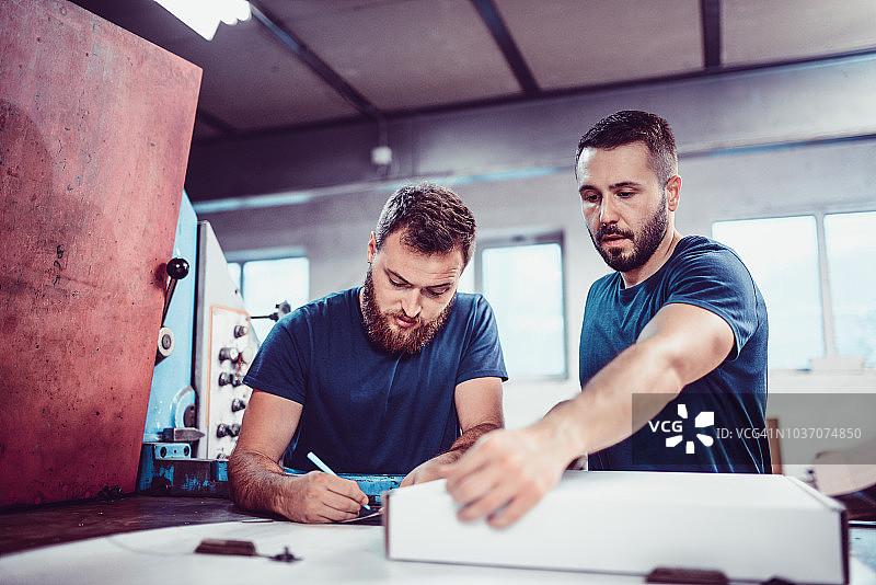 纸板厂同事签署文件以继续生产图片素材