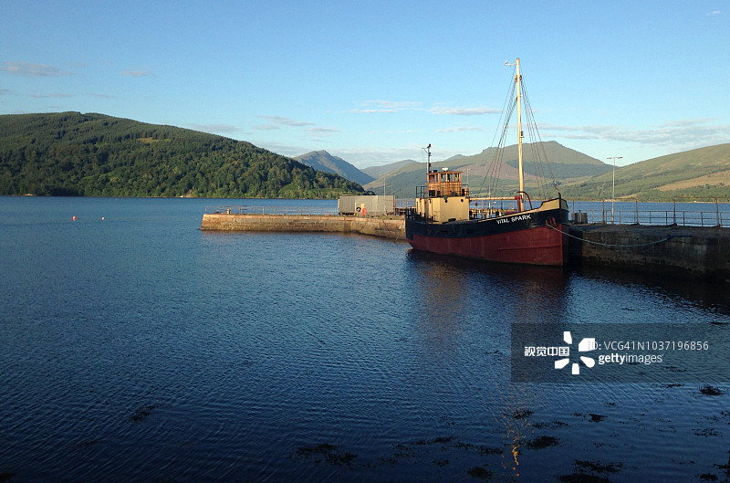 停靠在苏格兰因弗雷里弗斯内湖的船只图片素材