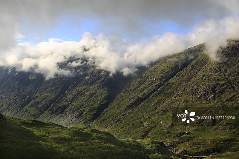 苏格兰高地云雾缭绕的山峰图片素材
