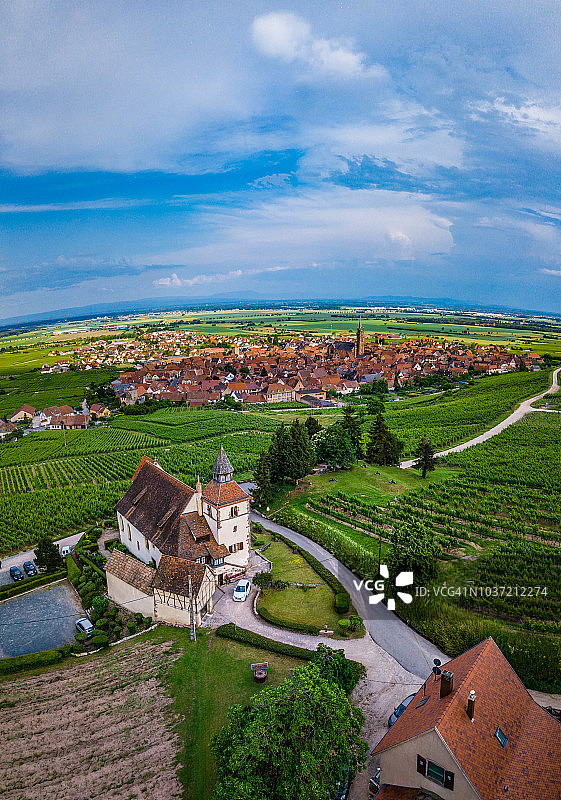 法国阿尔萨斯丹巴克小镇和中世纪教堂全景航拍图片素材