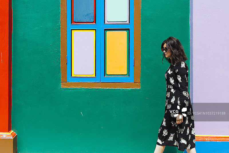 在新加坡小印度街道上旅行的女人图片素材