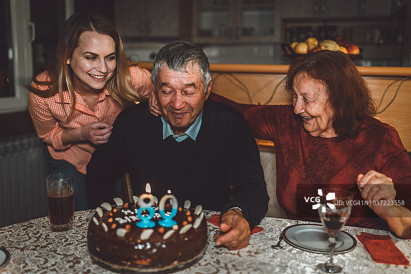 爷爷庆祝生日吹蜡烛图片素材