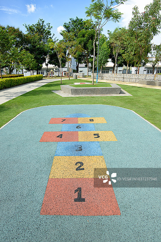 公园里的跳房子图片素材