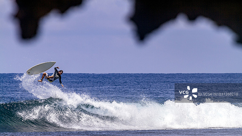 在菲律宾棉兰老岛冲浪图片素材