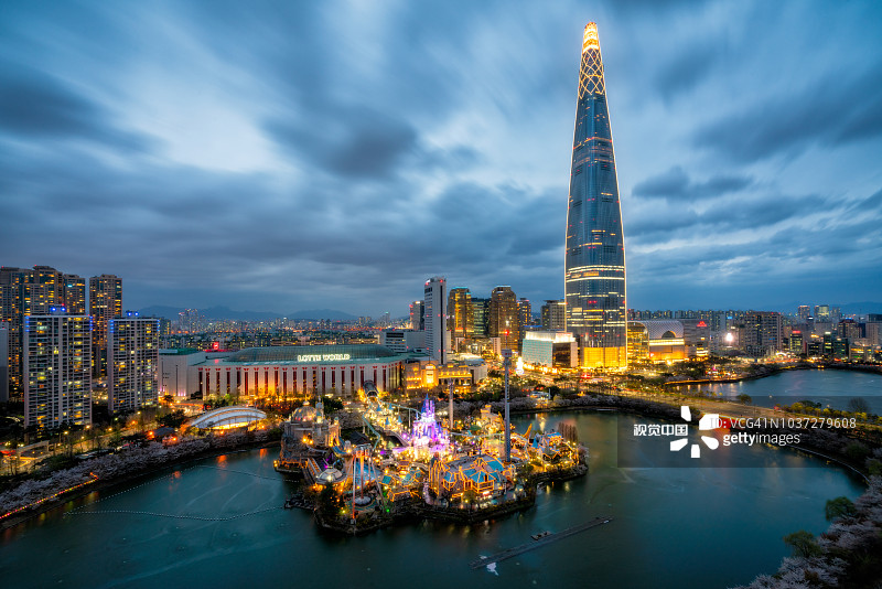 首尔市中心天际线与樱花，石村湖摩天大楼夜景图片素材