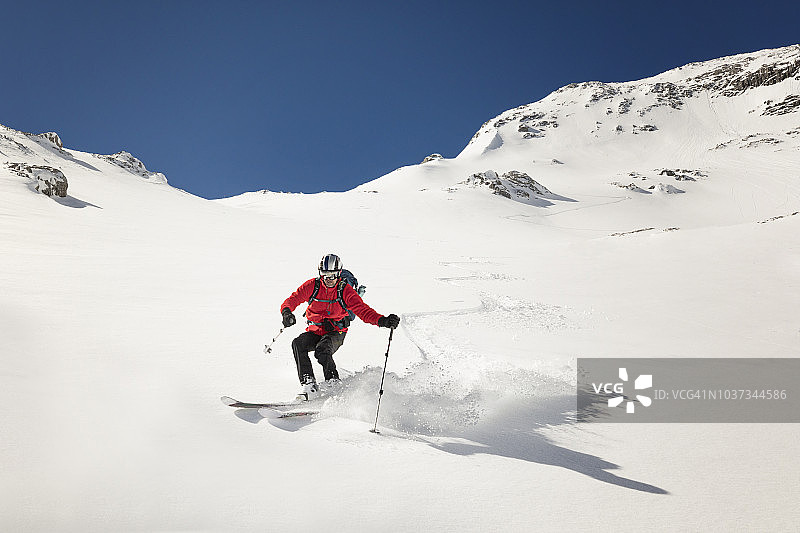 阿尔卑斯山脉的粉雪中的极限滑雪者图片素材