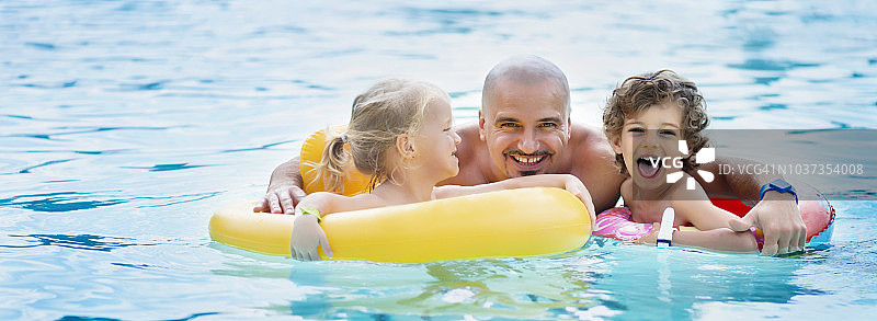 在游泳池里玩耍的家庭图片素材