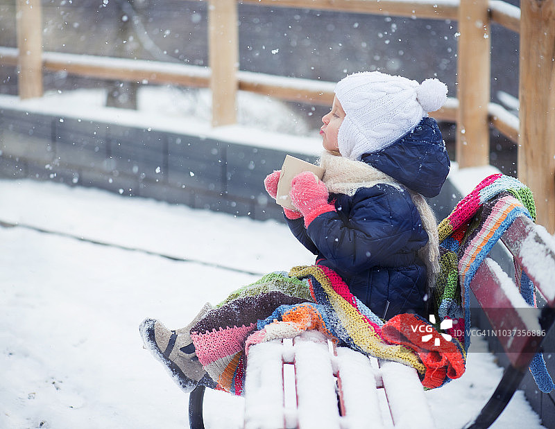 拿着一杯热饮的孩子图片素材