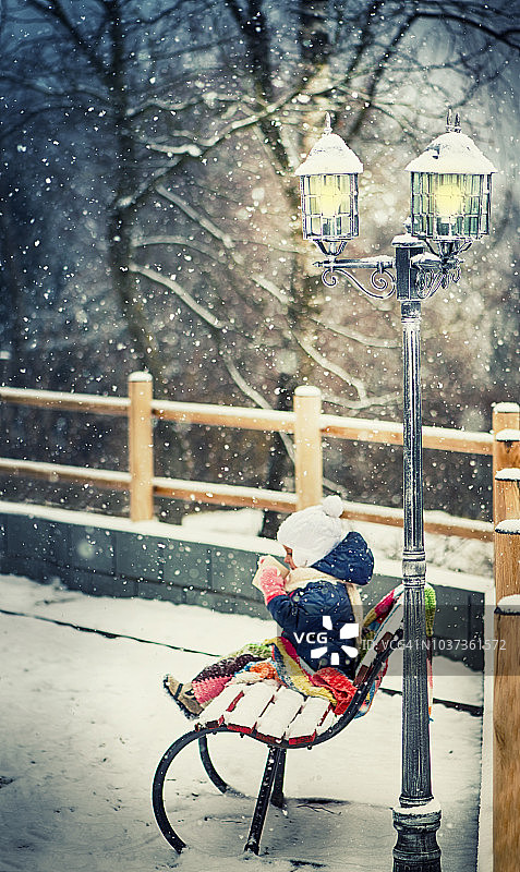 在公园里拿着一杯热饮的孩子图片素材