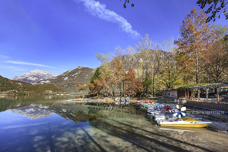 卡瓦佐湖停靠的彩色脚踏船和船只图片素材