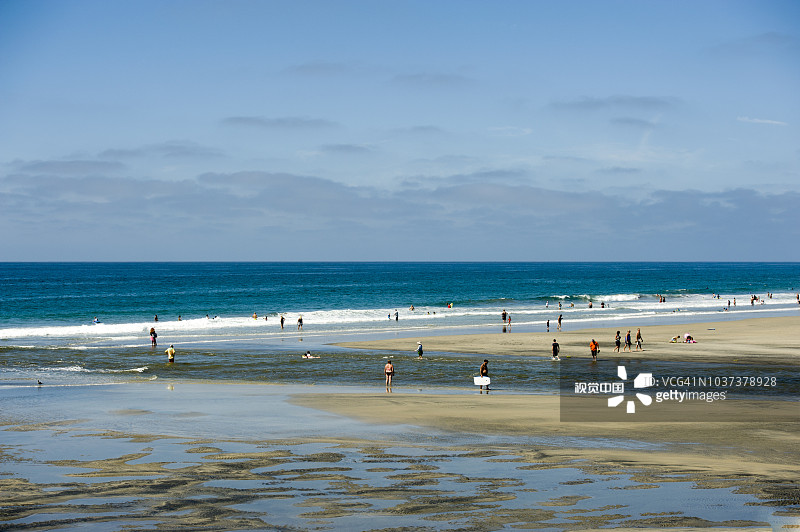 美国加利福尼亚州托里松林州立海滩上的人群图片素材
