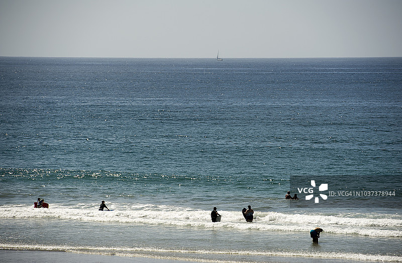 美国加利福尼亚州托里松州立海滩的人群图片素材