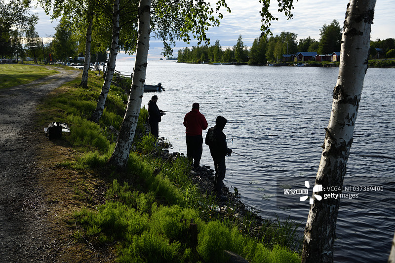 在芬兰西部的希曼卡钓鱼的三人图片素材