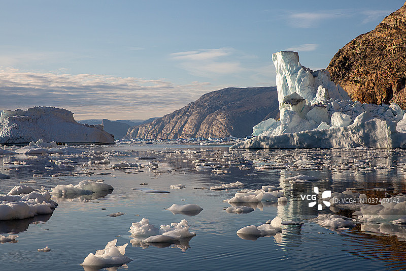 冰山倒影图片素材