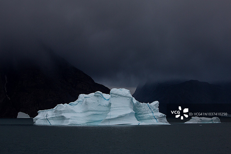 壮观的冰山和引人注目的云彩图片素材