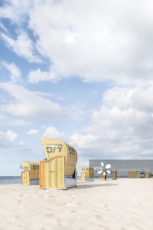 阳光下的海滩椅（波罗的海）图片素材