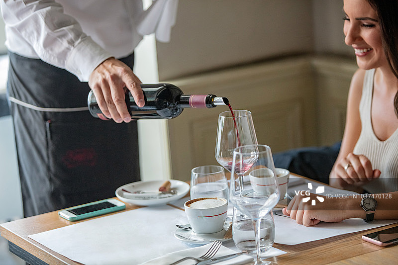 服务员倒葡萄酒图片素材