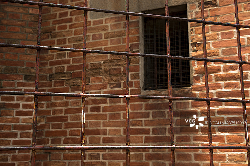砖墙和铁栅栏后的窗户图片素材