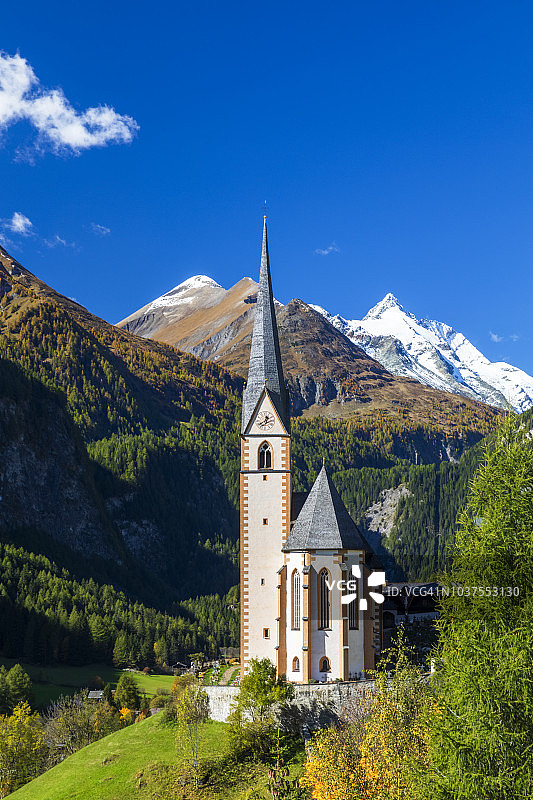 奥地利海利根布卢特：格罗斯格洛克纳山下的圣文森特教堂图片素材
