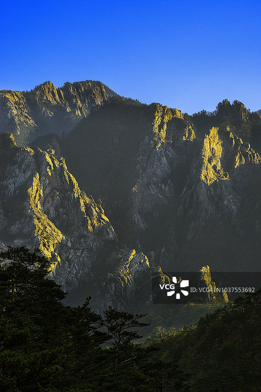 韩国雪岳山国家公园内日落时分的岩石山峰特写图片素材